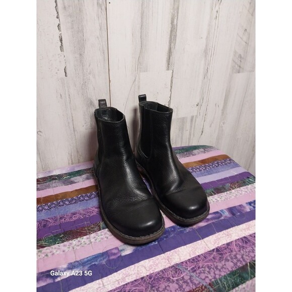 UGG 3039 Mens Black Leather Chelsea Boots Size 10.5 - Picture 1 of 10